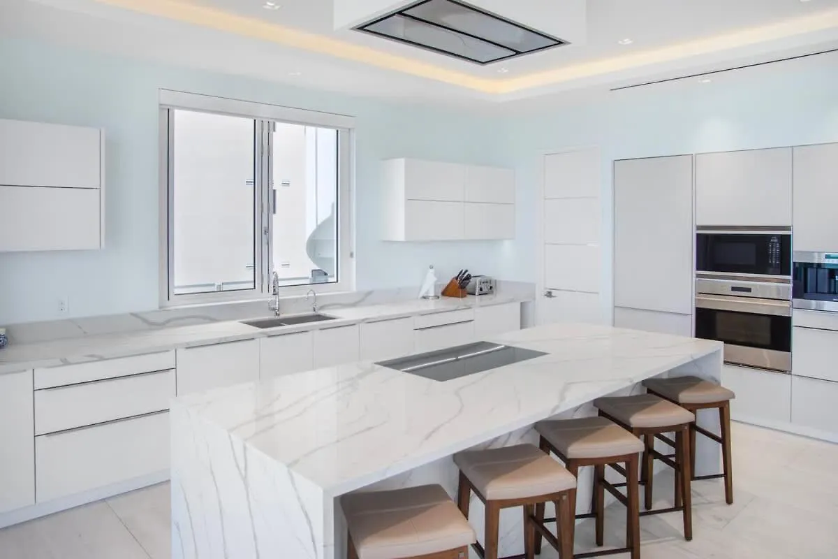 Oceanfront Penthouse And Patio At One Cable Beach Nassau 0*,